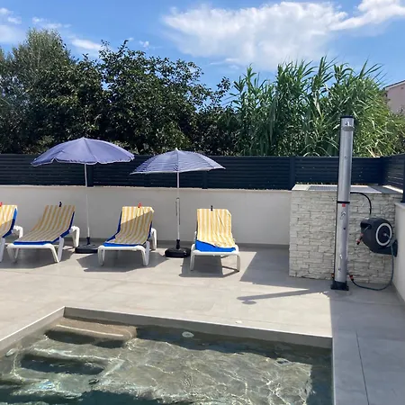 Lura In Mit Pool * Πούλα