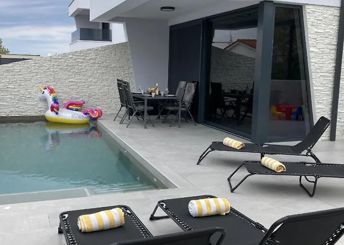 Lura In Mit Pool Βίλα