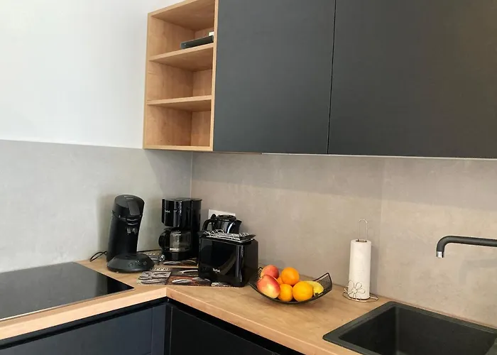 Lura In Mit Pool Πούλα