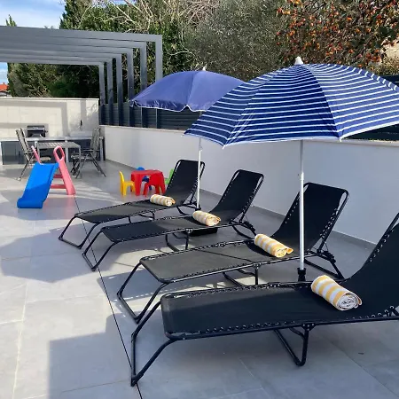 Villa Lura In Mit Pool *