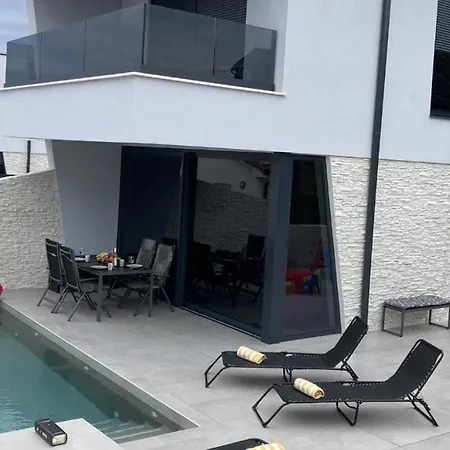 Villa Lura In Mit Pool