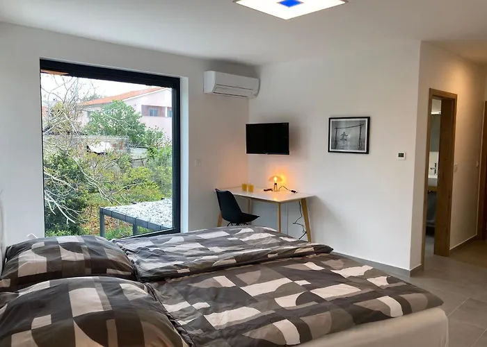 Lura In Mit Pool 풀라