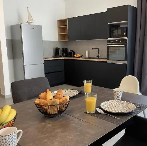 Lura In Mit Pool 풀라