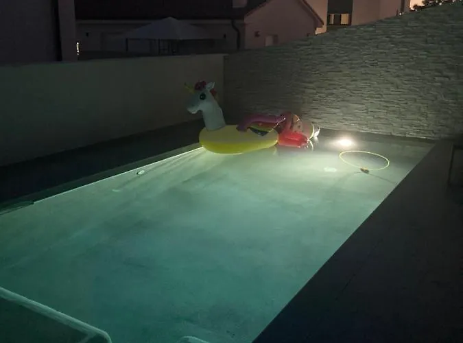 Villa Lura In Mit Pool Póla